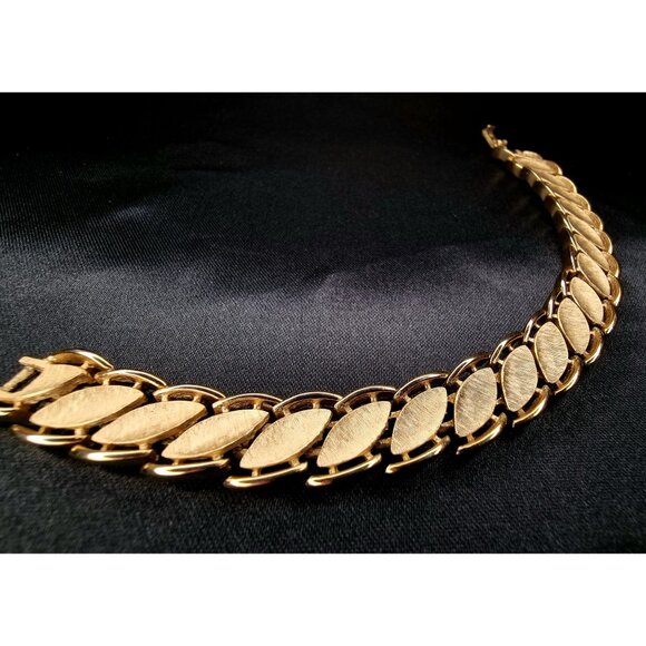 Rare Find Vintage 1960s Trifari Leaf Bracelet Gold Tone Brushed Links - Picture 2 of 4